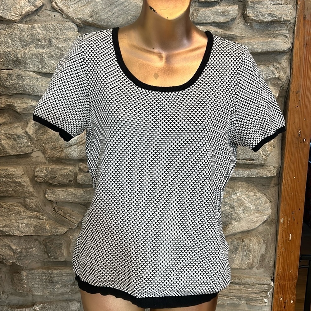 Short sleeve knit top